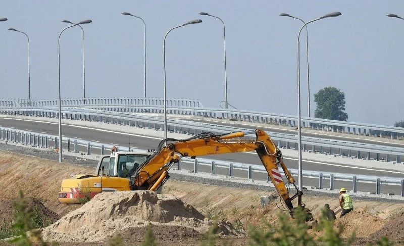 В рамках нацпроекта с начала года введено более 1,8 тысяч километров дорог