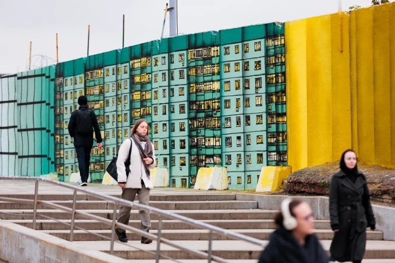 Город как холст: на столичном «Винзаводе» открыли уличную выставку «Городская ось»