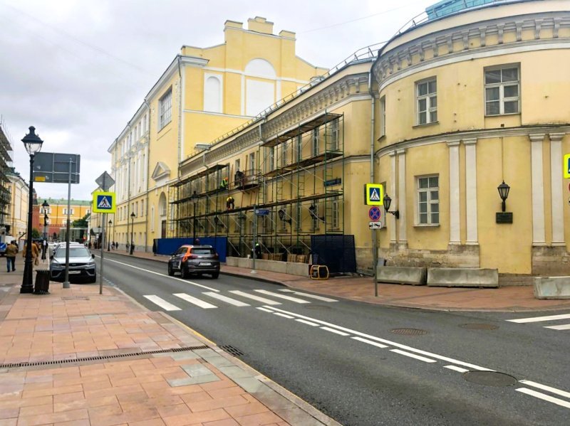На Моховой улице в Москве начался ремонт фасадов зданий МГУ им. М.В. Ломоносова